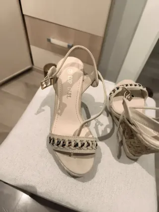 Sandalias de tacón beige para vestir