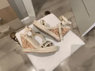 Sandalias de tacón beige para vestir