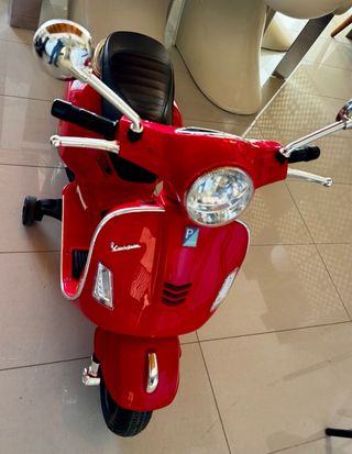 Vespa GTS Eléctrica Infantil Roja