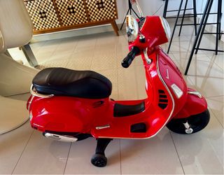 Vespa GTS Eléctrica Infantil Roja