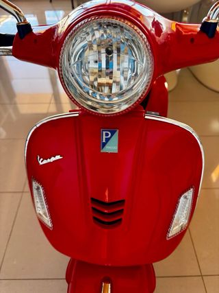 Vespa GTS Eléctrica Infantil Roja
