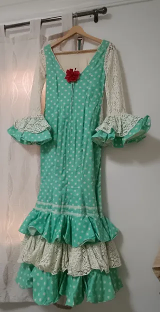 Vestido de feria turquesa con lunares blancos