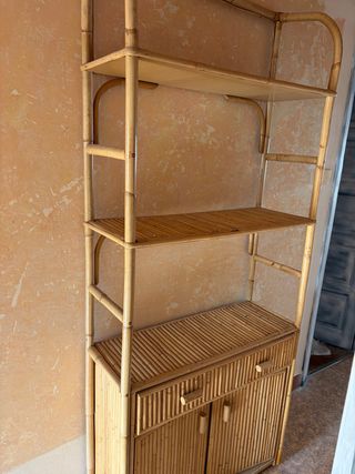 Estantería de mimbre y bambú