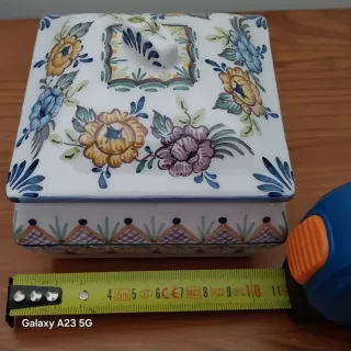 Caixinha decorativa em cerâmica pintada à mão