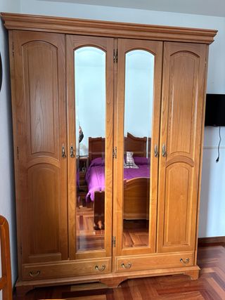 Mesita de noche, cama, estanteria y armario