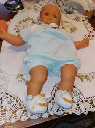 Bambola Bebe' con vestitino azzurro