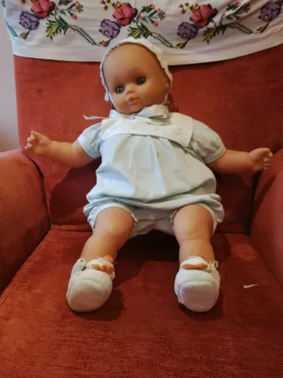 Bambola Bebe' con vestitino azzurro