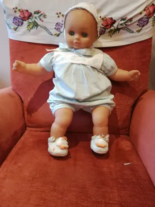 Bambola Bebe' con vestitino azzurro