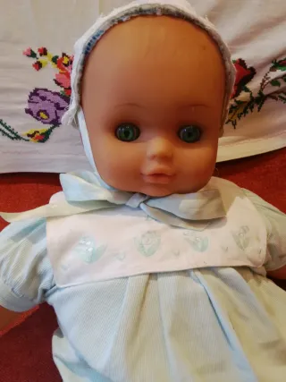 Bambola Bebe' con vestitino azzurro