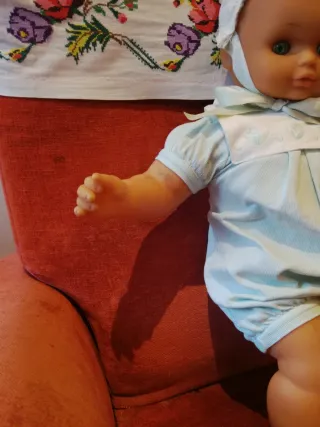 Bambola Bebe' con vestitino azzurro