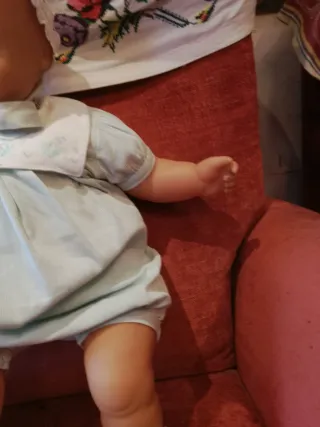 Bambola Bebe' con vestitino azzurro