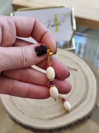 Pendientes largos con engarces dorados y piedras