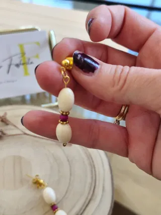 Pendientes largos con engarces dorados y piedras