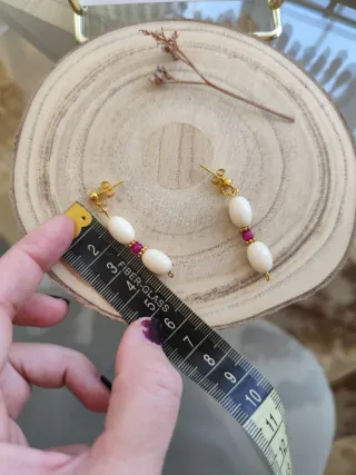 Pendientes largos con engarces dorados y piedras