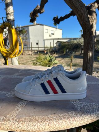 Zapatillas Adidas Blancas, azules y rojas