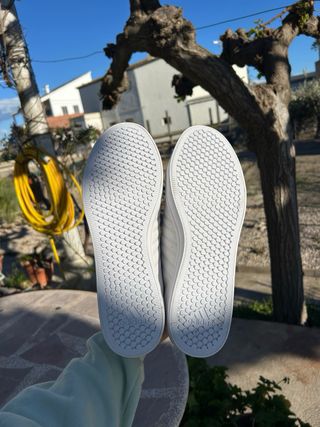 Zapatillas Adidas Blancas, azules y rojas