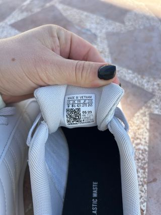 Zapatillas Adidas Blancas, azules y rojas