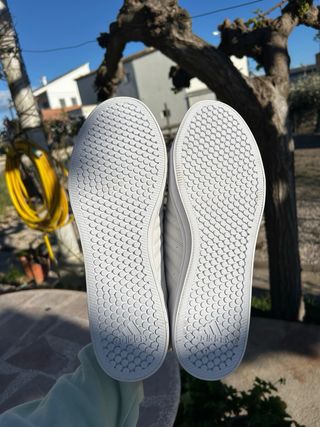 Zapatillas Adidas Blancas, azules y rojas