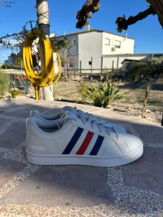 Zapatillas Adidas Blancas, azules y rojas