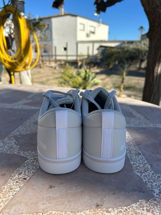 Zapatillas Adidas Blancas, azules y rojas