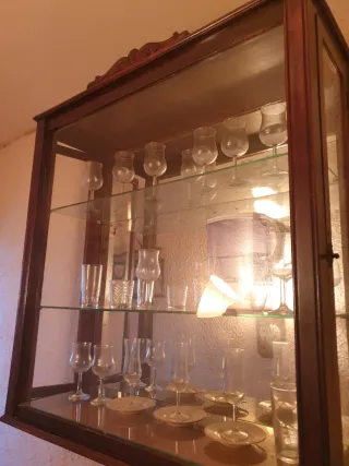 Vitrina de madera y cristal