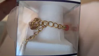 Pulsera de piedras rosas y detalles dorados