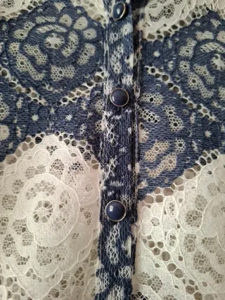 Camisa Pilar Prieto Encaje Azul y Blanco