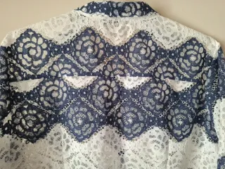 Camisa Pilar Prieto Encaje Azul y Blanco