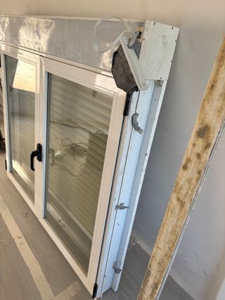 Ventana Aluminio Blanca con Persiana Abatible