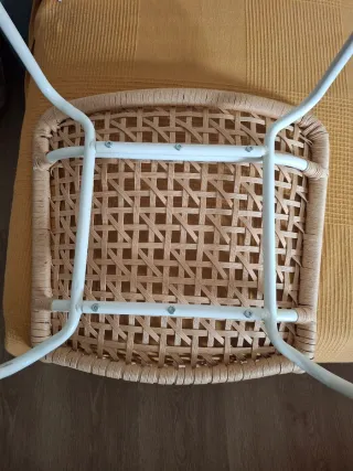 2 Sillas de cuerda beige y blancas.