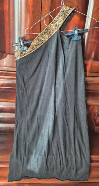 Vestido negro con tira bordada