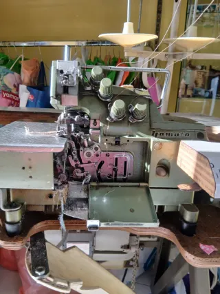 Macchina da cucire taglicuci