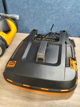 Cortacésped LawnMaster CLMF2434G 24V 34cm