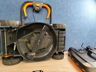 Cortacésped LawnMaster CLMF2434G 24V 34cm