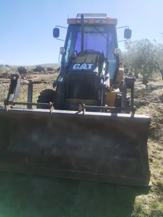 Retroexcavadora Caterpillar con paraguas