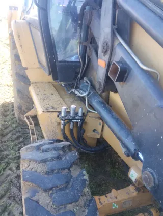 Retroexcavadora Caterpillar con paraguas