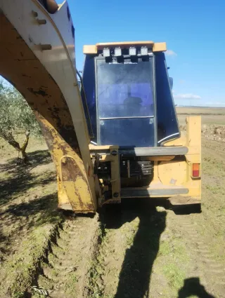 Retroexcavadora Caterpillar con paraguas