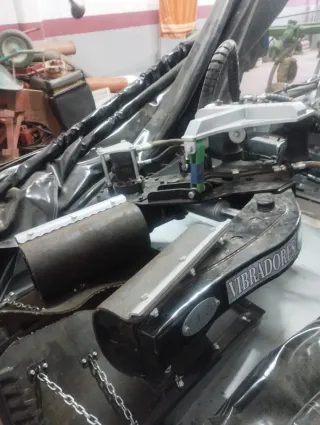 Retroexcavadora Caterpillar con paraguas