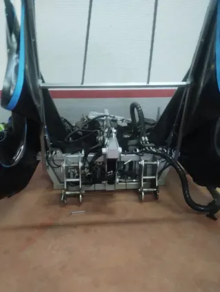 Retroexcavadora Caterpillar con paraguas