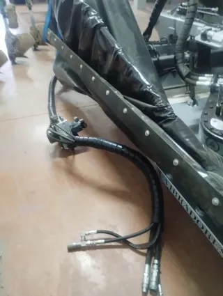 Retroexcavadora Caterpillar con paraguas