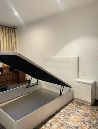 Canapé de tela gris y blanco