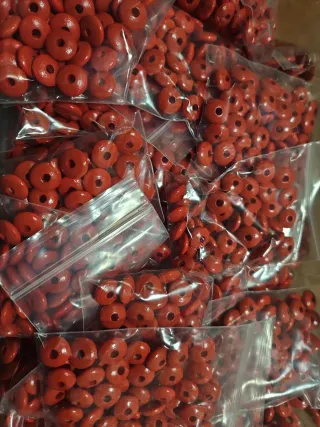 500 Lentejitas de madera rojas