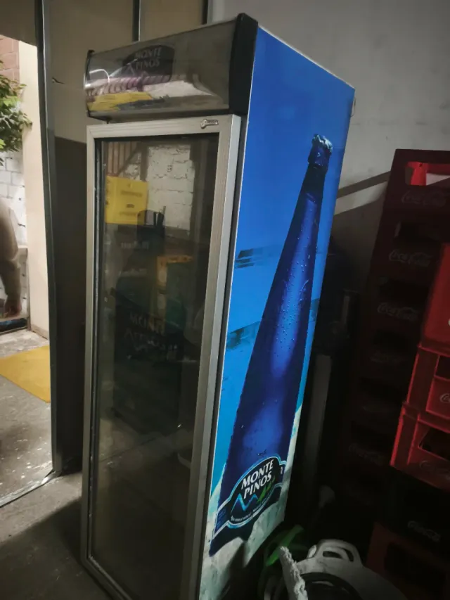 Material de hostelería Cafetera,vitrinas, neveras.