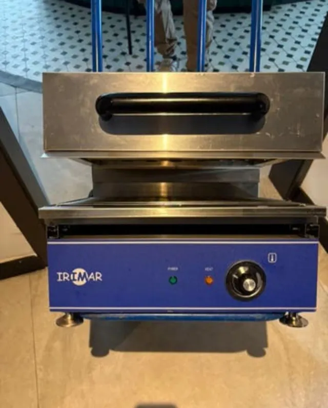 Material de hostelería Cafetera,vitrinas, neveras.