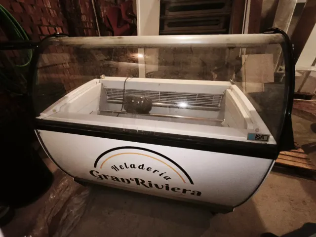 Material de hostelería Cafetera,vitrinas, neveras.