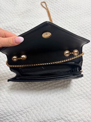 Bolso YSL negro con cadena dorada