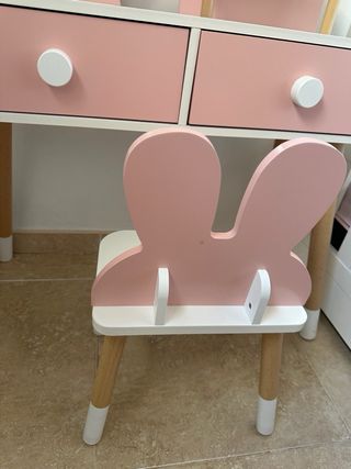Tocador infantil con espejo y taburete