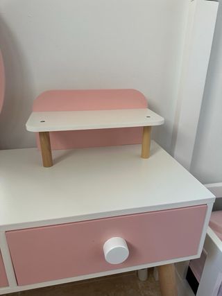 Tocador infantil con espejo y taburete