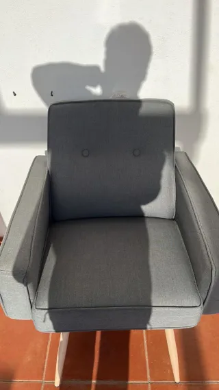 Butaca tapizada gris