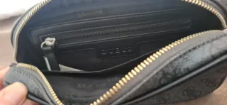 Bolso de mano Guess negro y gris